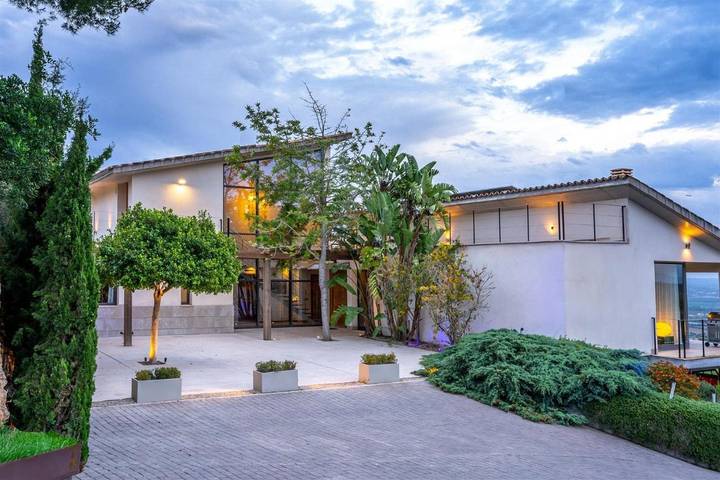 Villa für 10 Personen, mit Balkon und Whirlpool sowie Terrasse und Garten in Palma - 4