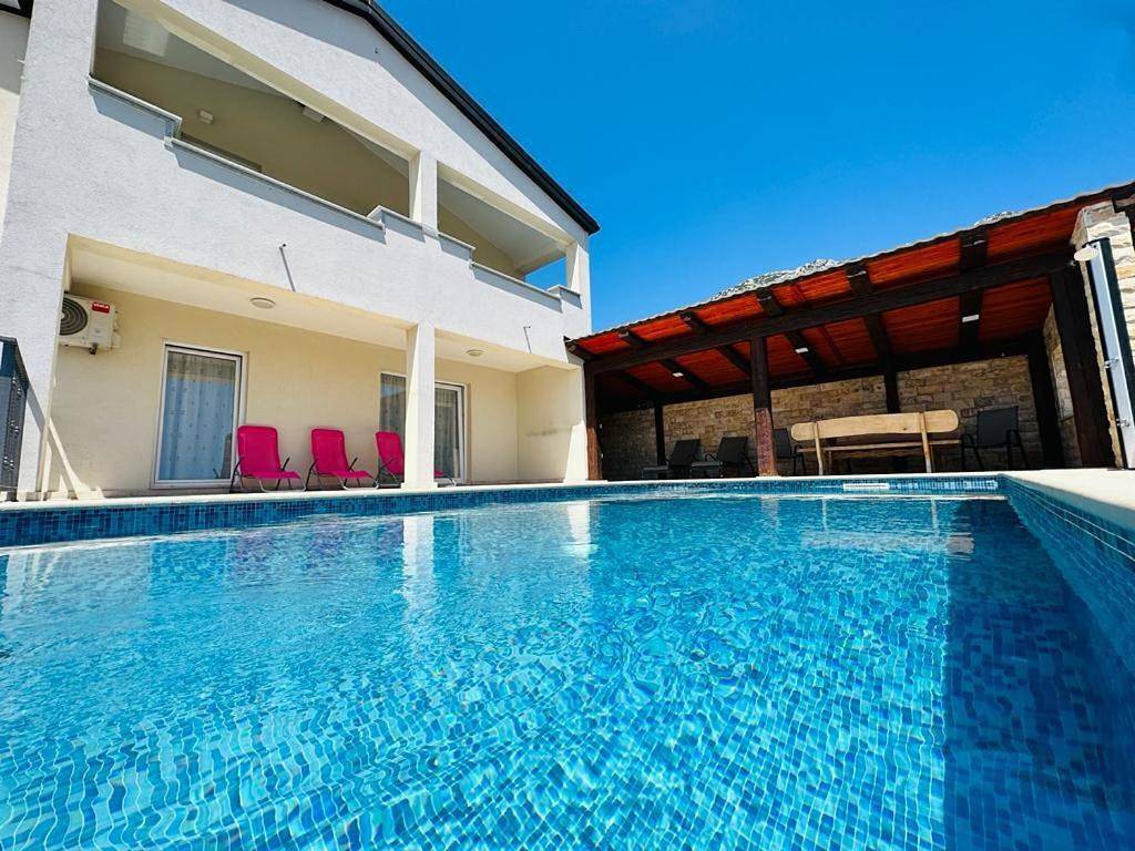 Ganze Wohnung, Beachfront House Robert with Pool in Cesarica, Naturpark Velebit
