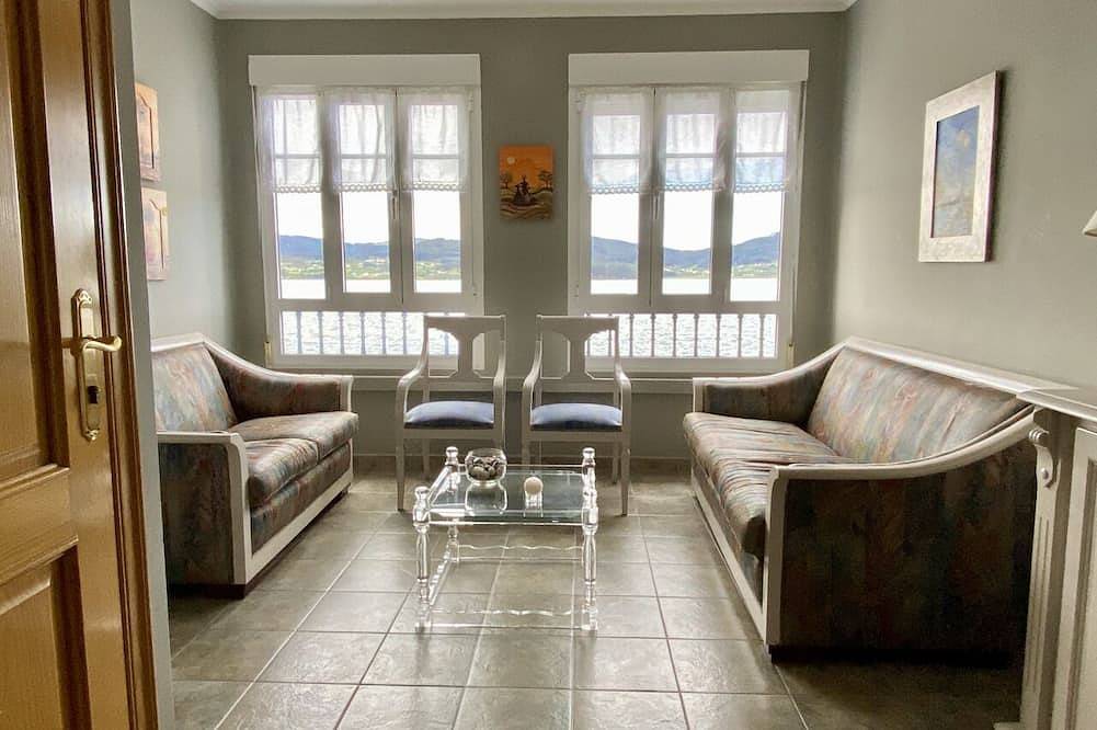 Apartamento entero, Apartamento en una gran ubicación con impresionantes vistas ya pocos minutos de la playa! in Ortigueira, Costa de Galicia
