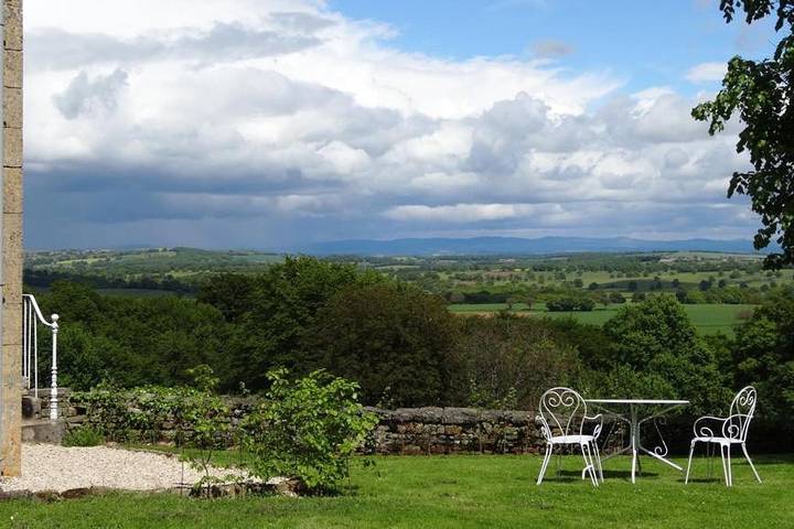 Gîte pour 2 personnes, avec vue et jardin à Champallement