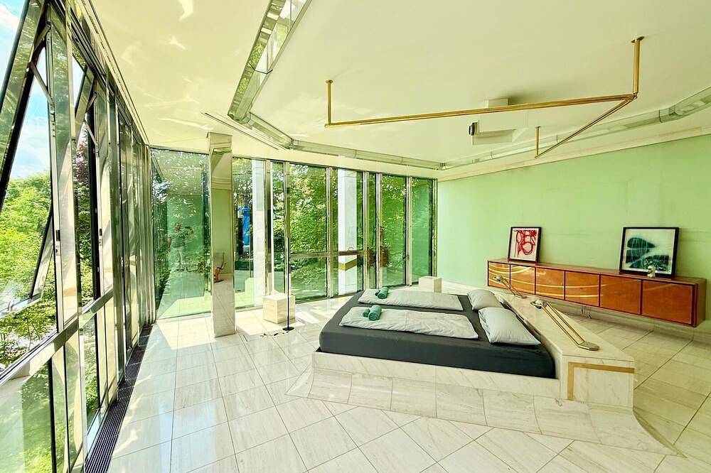 Blofeld's villa, sauna, mega tubs, lounge, library, park, bar, pool in München Thalkirchen, Munich