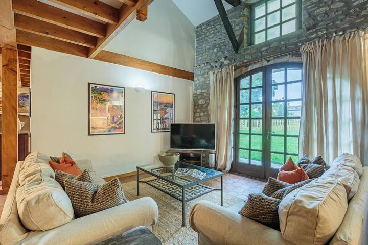 Gîte pour 8 personnes, avec terrasse et jardin à Osserain-Rivareyte
