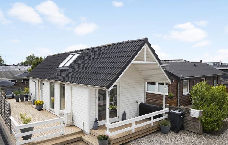 Ferieudlejning for 2 personer, med terrasse og have, husdyr tilladt i Hasmark Strand