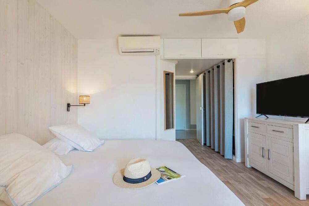 Appartement entier, Résidence Les Grands Pins ***  à deux pas du centre ville et du Spa des thermes in Gréoux-les-Bains, Parc naturel régional du Verdon