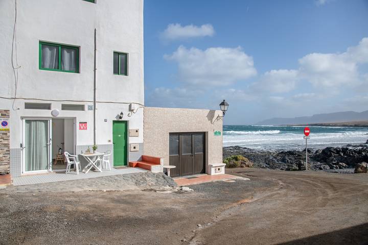 Appartamento intero, Vacanza 'Dangminzheng Atic' con vista sulle montagne e Wi-Fi in Caleta de Caballo, Teguise