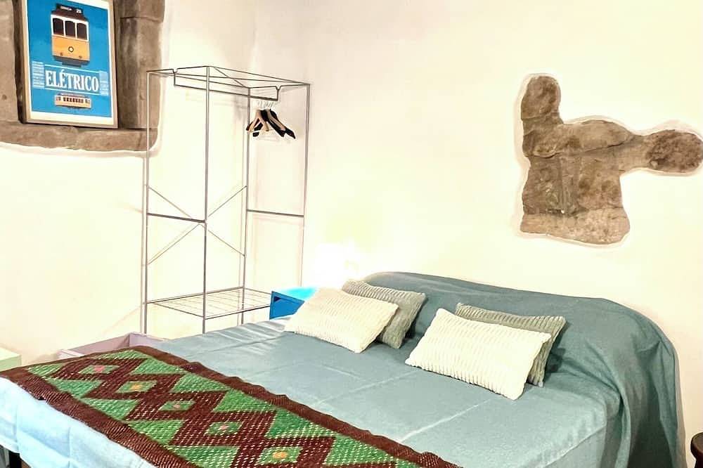 Spacious 6-bedroom house in enchanting Bosa with professional kitchen, A/C in Bosa, Planargia