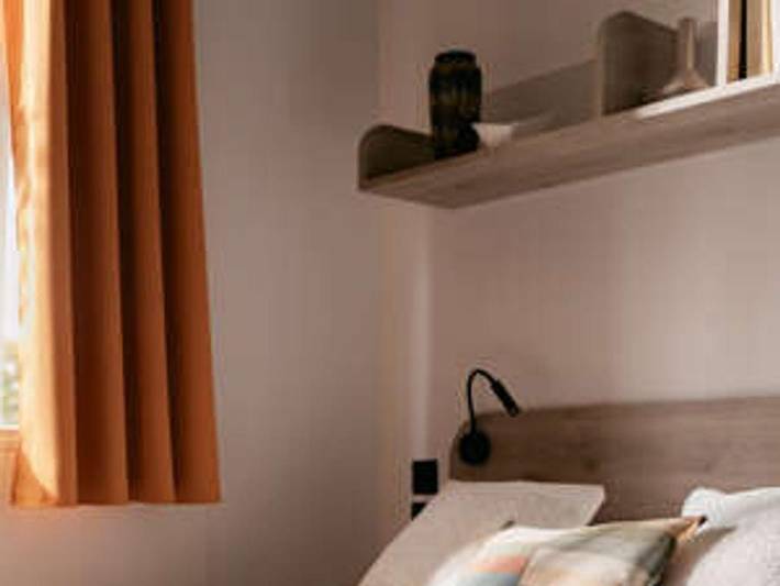 Flower Camping Orly d'Azur - Mobilheim 6 personen - Mobilheim Riviera Premium 34m² - 3 Schlafzimmer - halbüberdachte Terrasse - Klimaanlage in Six-Fours les Plages, Mittelmeerküste (Frankreich)