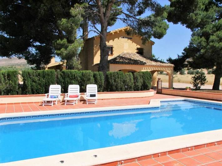 Apartamento para 8 personas, con Terraza y Jardín además de Piscina y Vistas en Yecla 