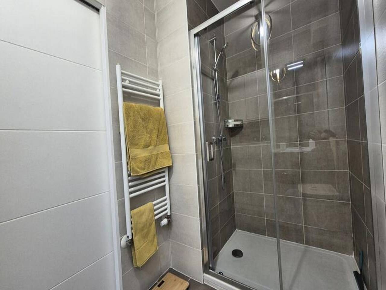 Entire apartment, Apartment near Lake Bourget with Balcony in Aix-les-Bains, Chambéry region