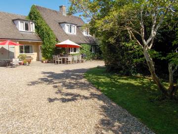 Holiday Rental for 10 People in Bourton-on-the-Water, The Cotswolds, Photo 1