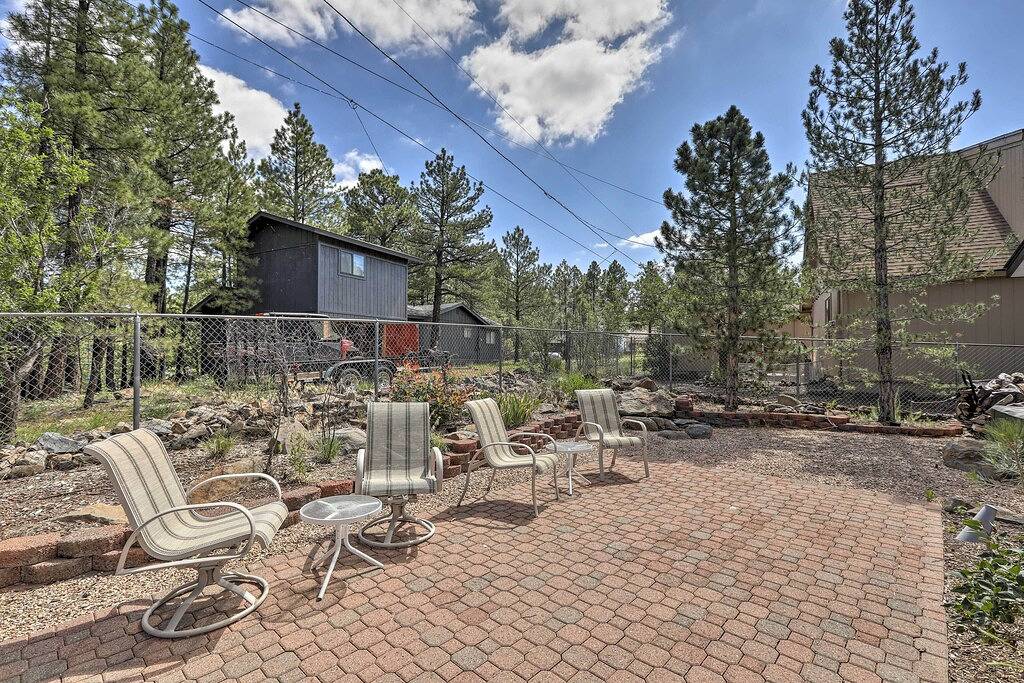 Wraparound Deck & Poker Room: Cabin in Munds Park in Munds Park, Oak Creek Canyon