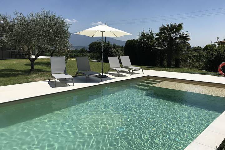 Chalet für 6 Personen, mit Pool und Terrasse sowie Garten am Gardasee