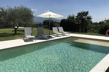 Chalet für 6 Personen, mit Terrasse und Pool sowie Garten am Gardasee