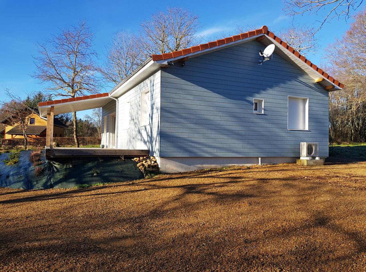 Chalet Bleu au pied du lac de Vassivière in Royère-de-Vassivière, Parc Naturel Régional de Millevaches en Limousin