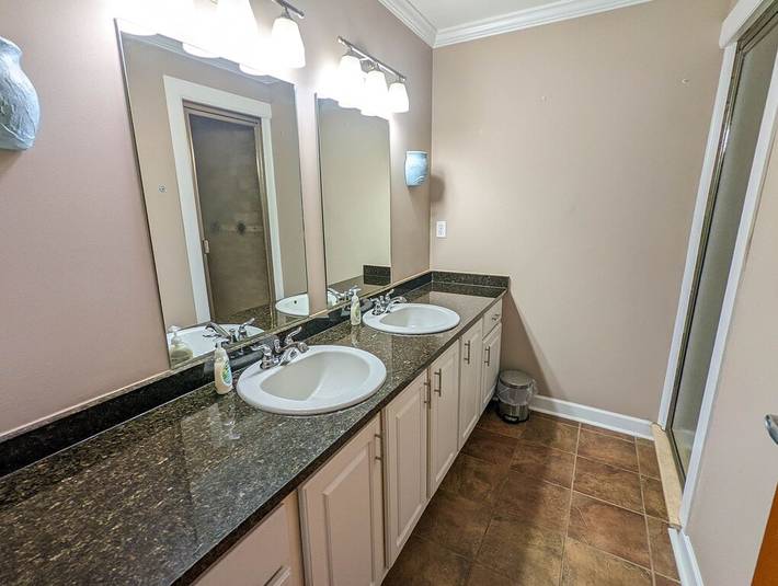 Vacation rental for 10 people, with hot tub and pool as well as balcony in Sandusky