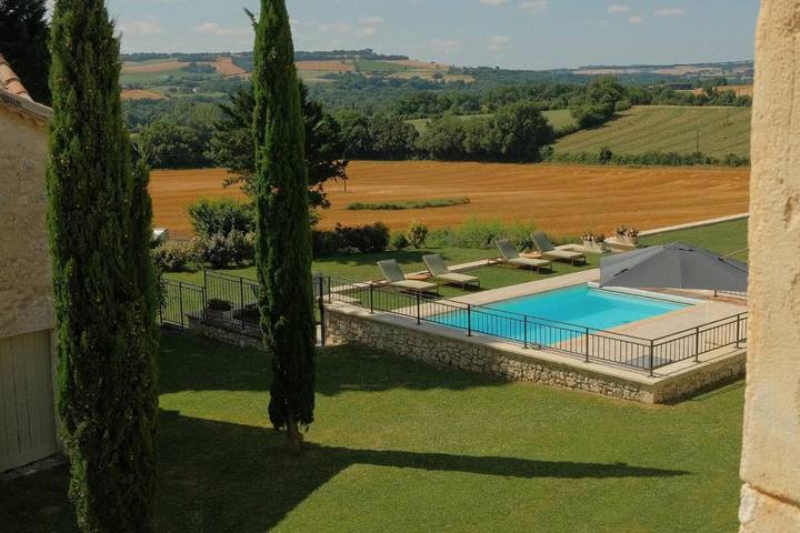 Location de vacances pour 14 personnes, avec jardin ainsi que terrasse et piscine à Saint-Mézard