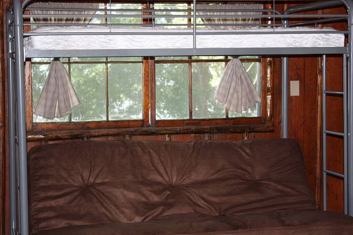 Vacation rental for 7 people, with terrace and yard, with pets in Clearlake