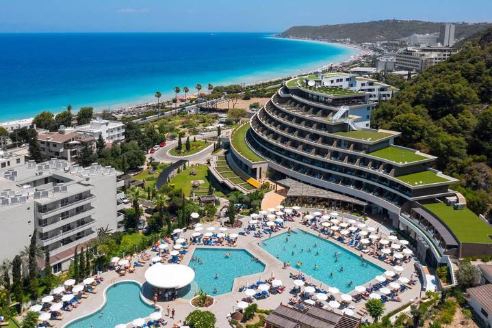 Hôtel pour 3 personnes, avec Balcon et Jacuzzi ainsi que Terrasse et Jardin