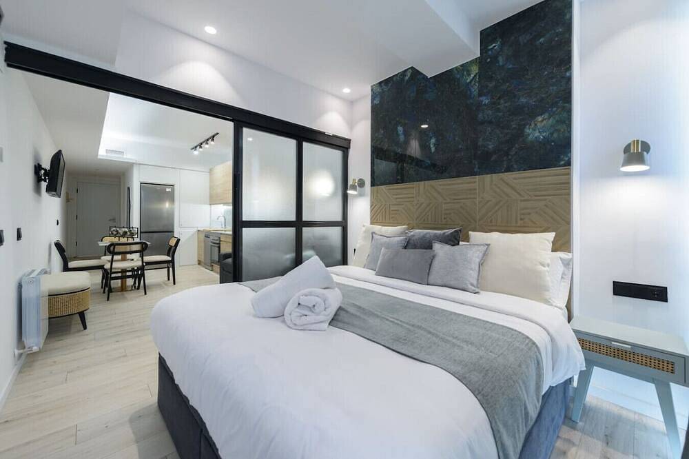 Entire apartment, Deluxe Sol, by Monaro 1Br 1Bth Exterior. in Centro (Madrid), Madrid