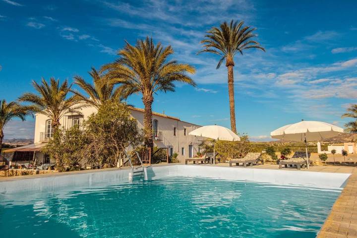 Casa rural para 12 personas, con piscina además de vistas y jardín en Vera