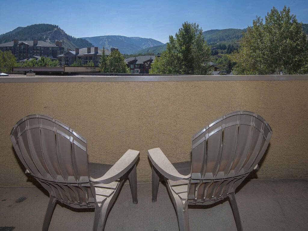 Ganze Wohnung, Steps from Riverfront Gondola, Modern Cozy Condo, Free Underground Parking in Avon, Beaver Creek