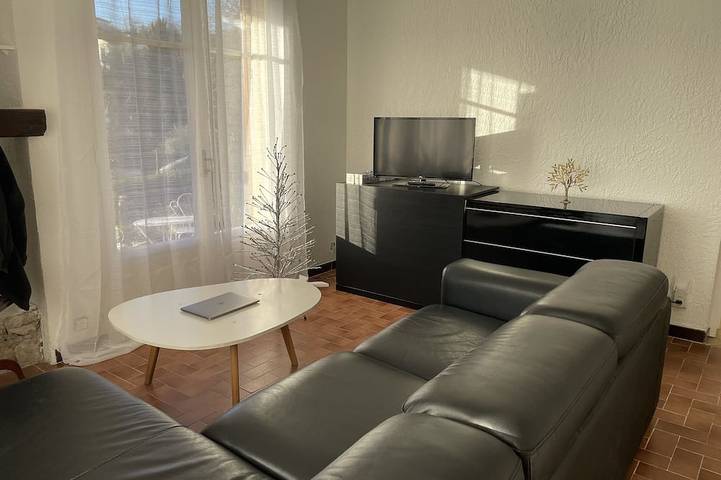 Ganze Wohnung, Cote d'azur apartment between Nice and Cannes with private pool access in La Gaude, Mittelmeerküste (Frankreich)