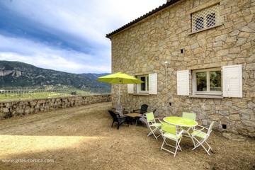Gîte pour 4 personnes, avec jardin à Chisa