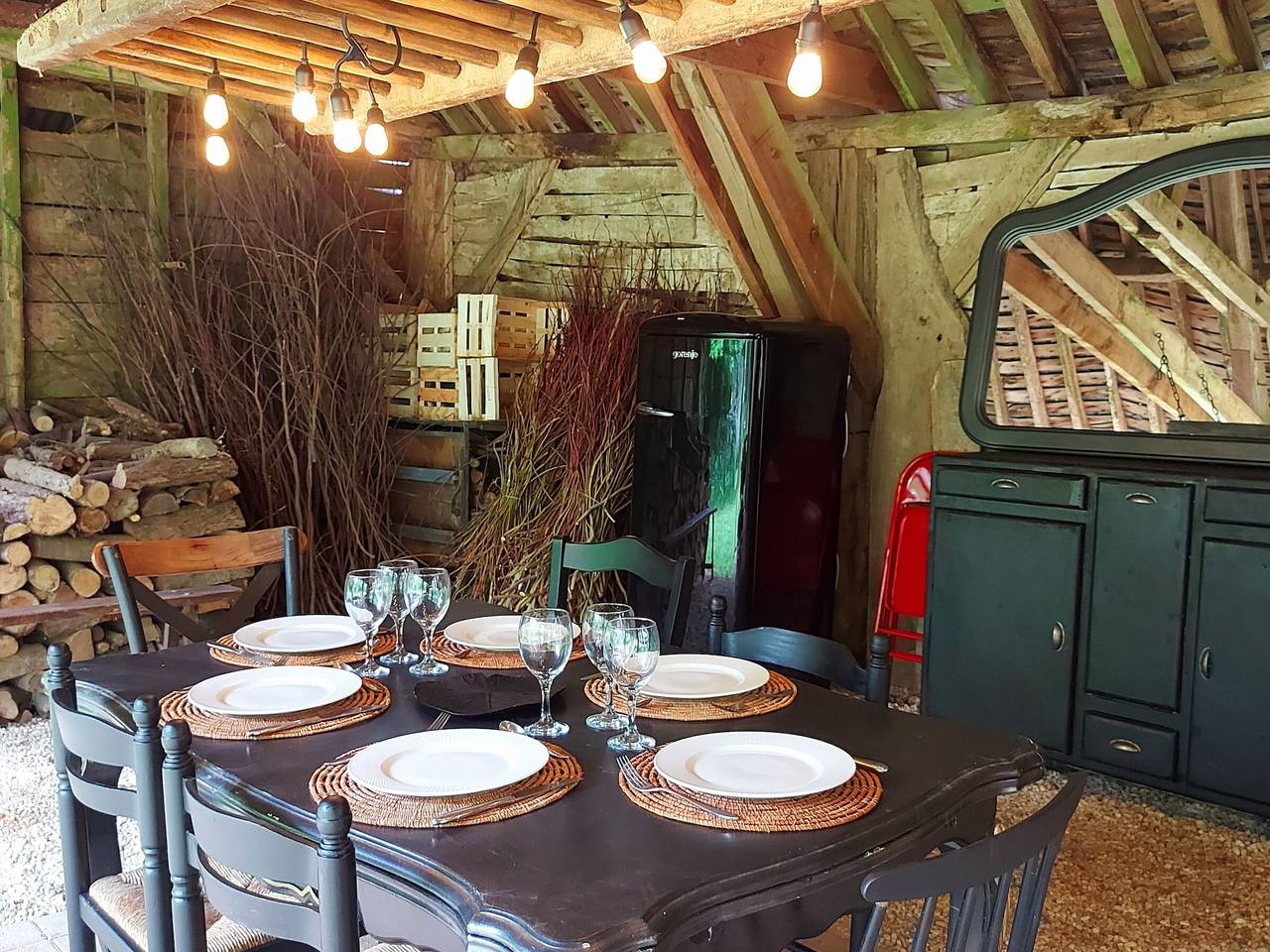 Charmante écurie rénovée avec jardin, salle commune, espaces de jeux enfants et découvertes botaniques in Montenay, Mayenne