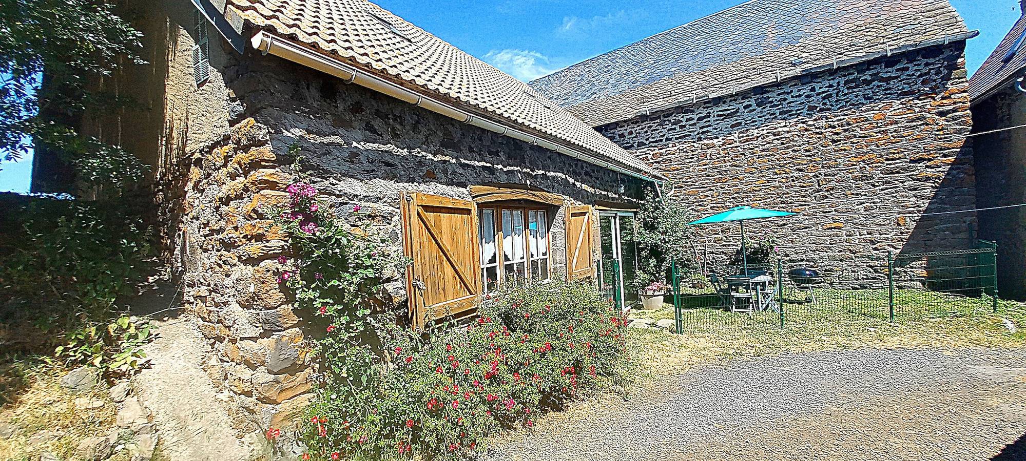 Landhaus 'L'Ostalou' mit Bergblick und gemeinsamer Terrasse in Laurie, Region Saint-Flour
