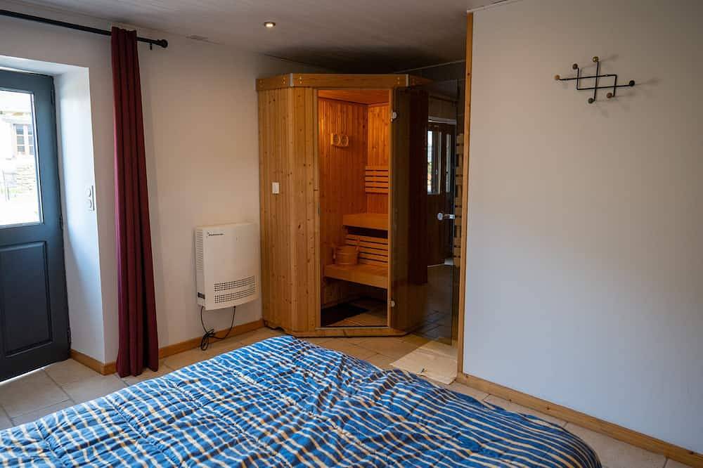 Domaine de vacances avec piscine in Cassaniouze, Région d'Aurillac