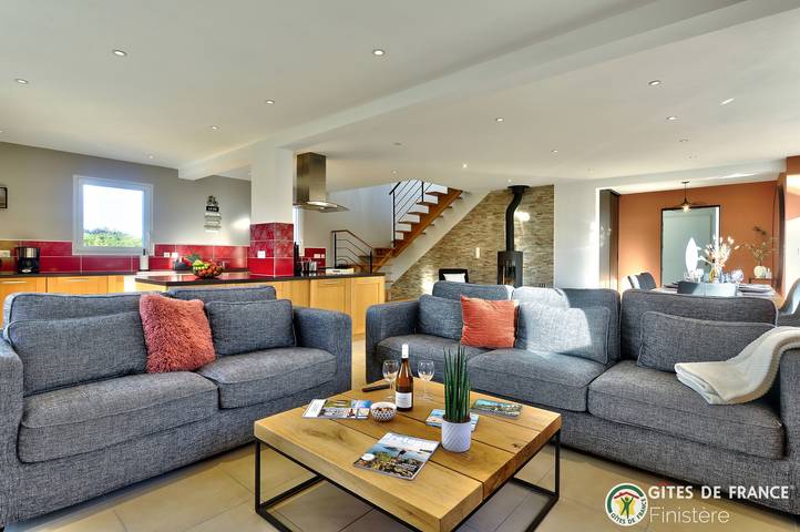 Gîte pour 8 personnes, avec terrasse ainsi que jacuzzi et jardin à Plouescat