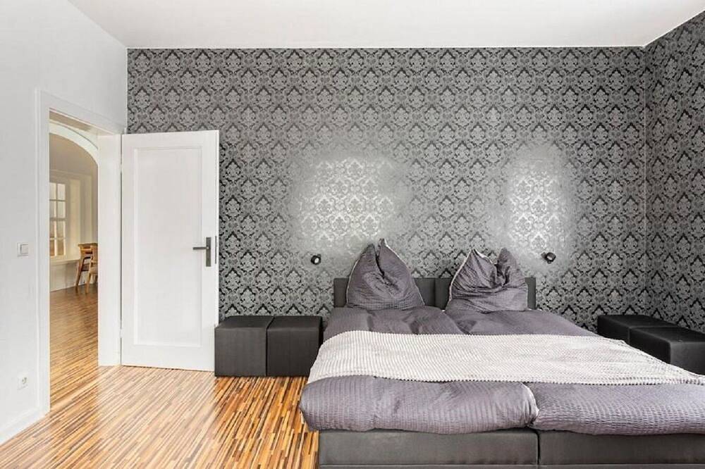 Entire apartment, Maybach 4-Bedroom Apartment – Spacious, Stylish & Close to Düsseldorf Fair. in Krefeld, Lower Rhine
