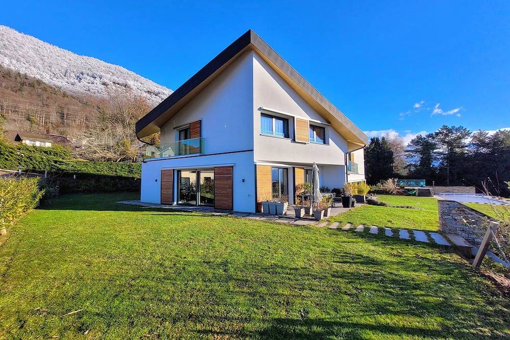 Montreux Holiday Home (Modern Villa) with view on the lake & the mountains in Blonay, Lake Geneva