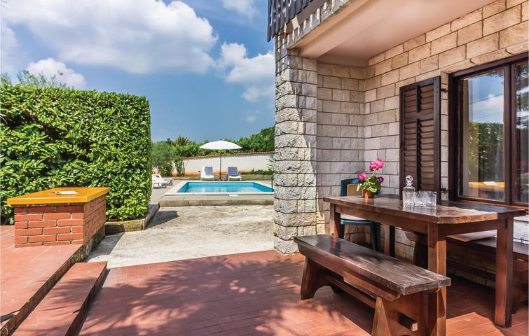 Charmante 2-Zimmer-Wohnung mit Pool, WLAN und Terrasse in der Nähe der Küste und des Stadtzentrums in Marčana, Südküste Istrien