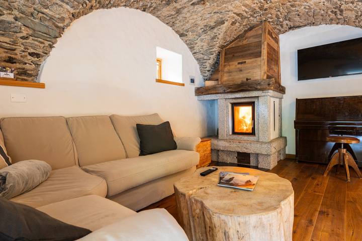 Chalet 'Maroc Mountain' con vista sulle montagne, terrazza privata e Wi-Fi in Carisolo, Alpi dell'Adamello e della Presanella