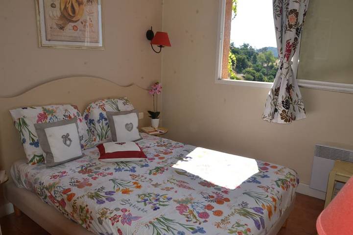 Apartamento entero, Espléndida vista del Golfo de Saint-Tropez, apartamento muy bien equipado. in Roquebrune-sur-Argens, Costa mediterránea (Francia)