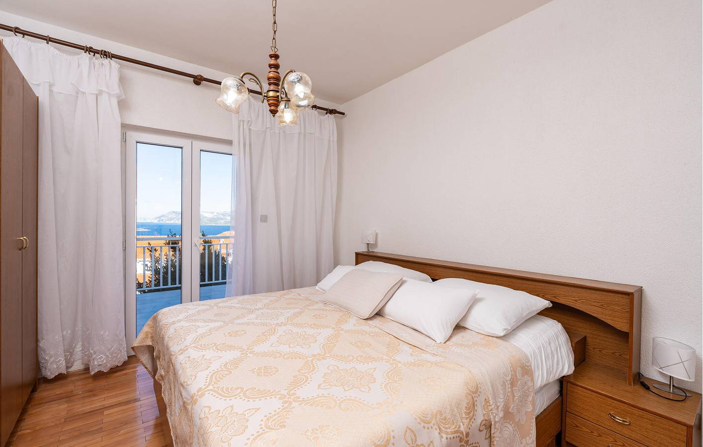 Entire holiday apartment, Spacious 2-Bed Apartment with Pool, WiFi, 1.5km to Beach in Cavtat, Dubrovnik-Neretva