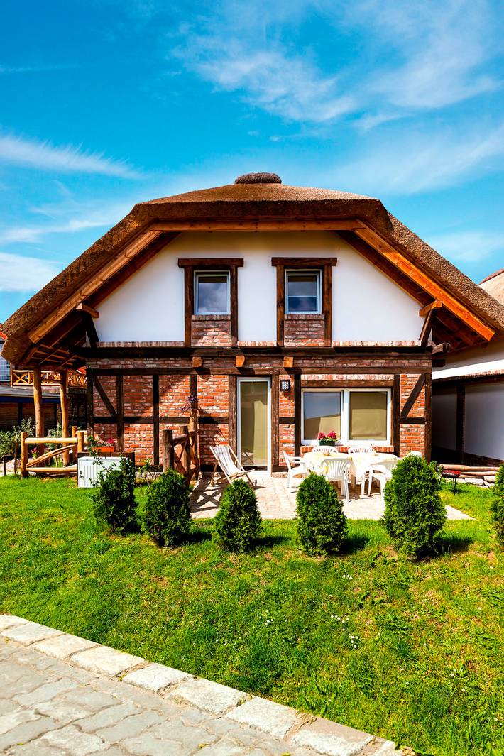 Großes Reetdachhaus Nr. 30 in Niechorze, Powiat gryficki