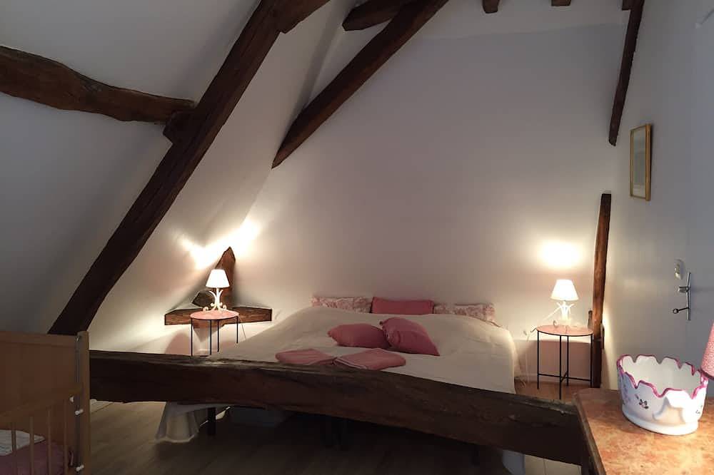 Dépendance  dans un Prieuré du Xvi° siècle. in La Bruère-sur-Loir, Vallée de la Loire