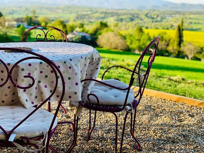 Location de vacances pour 2 personnes, avec vue ainsi que piscine et jardin à Niozelles - 2