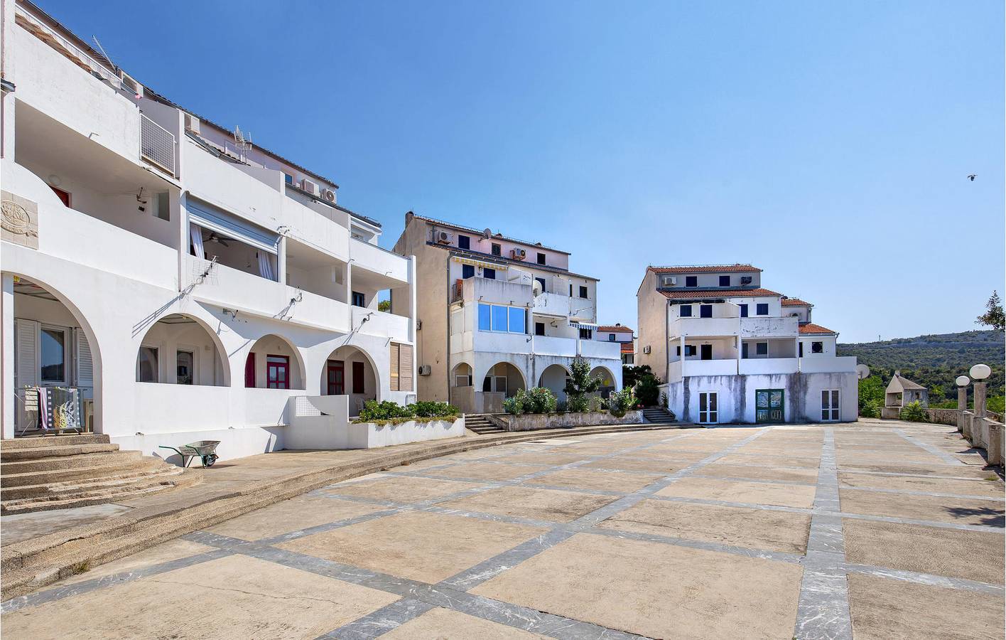 Ganze Ferienwohnung, Gemütlich, 2 km zum Strand: Modernes Apartment mit Terrasse und Annehmlichkeiten in Jablanac, Naturpark Velebit