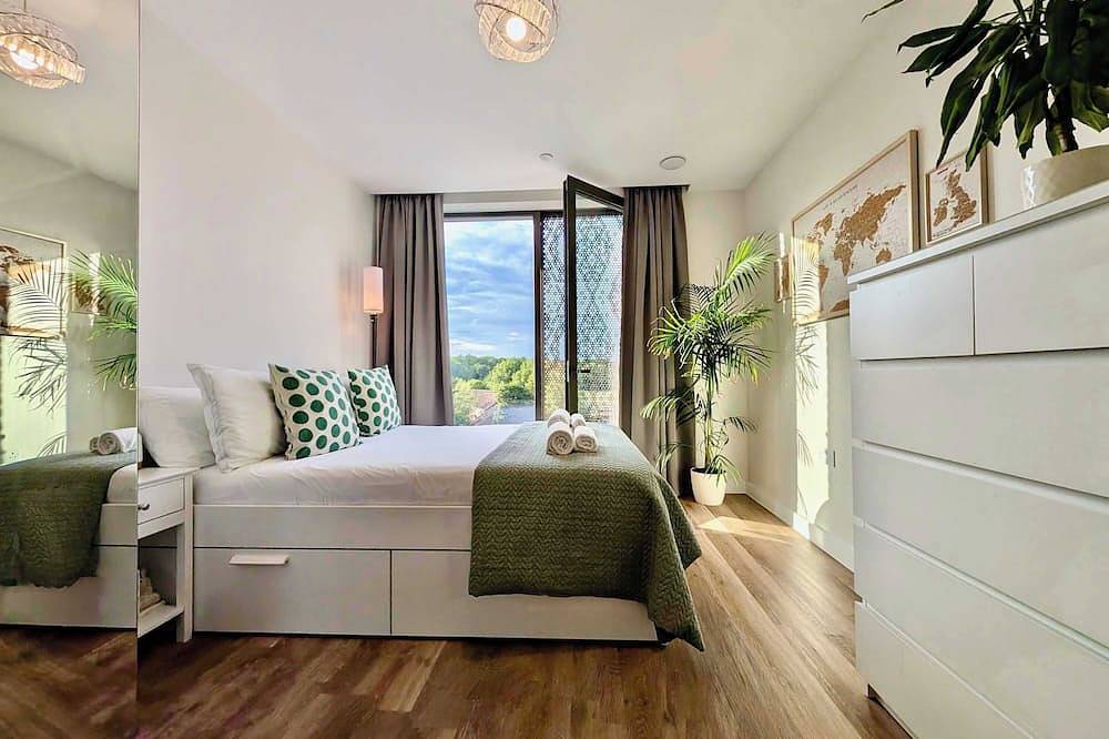 Entire apartment, Charming Flat in Sheerwater Near Attractions in Woking, Surrey