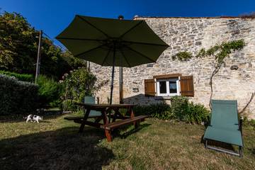 Gîte pour 4 personnes, avec piscine ainsi que terrasse et jardin à Saint-Simon-de-Pellouaille
