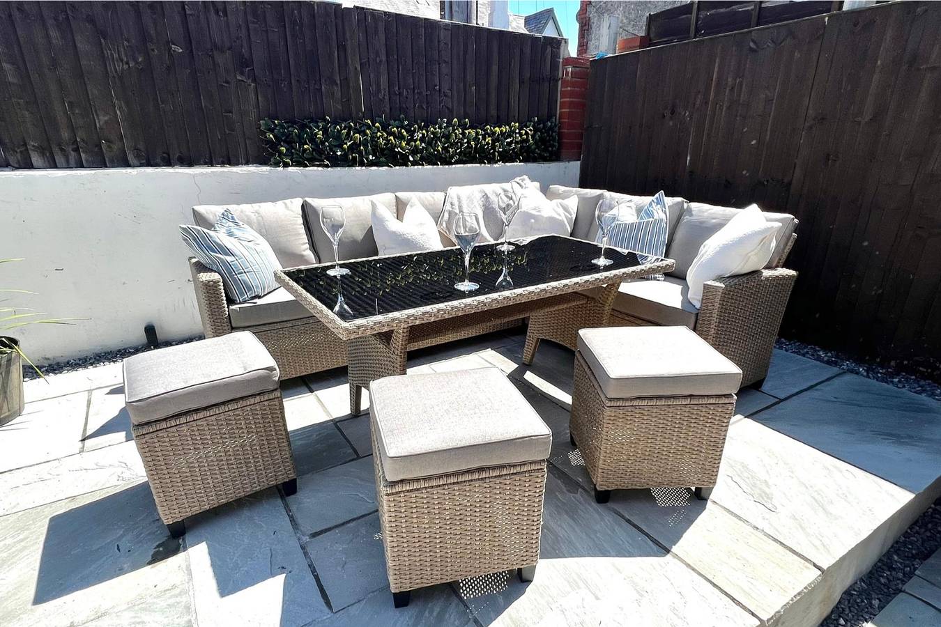 4 Bed House Sleeps 8 - Garden, Pets, Near Beach in Llandudno, Conwy region