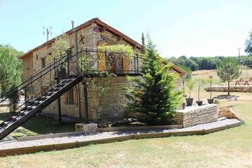 Gîte pour 2 personnes, avec jardin ainsi que vue et balcon à Chazelles