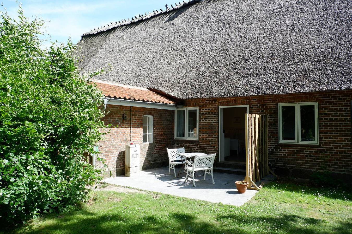 Ganze Wohnung, Gemütliches 1-Zimmer-Appartement mit Terrasse in historischer Reetdachkate in Husby, Schleswig-Flensburg