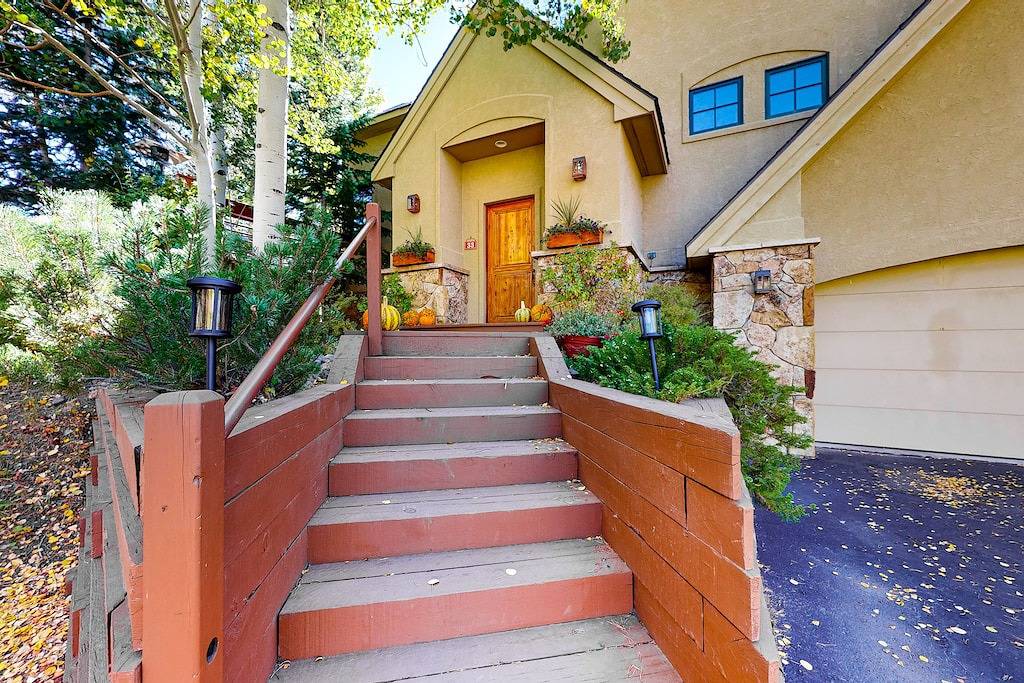 Expansive getaway with stunning views, hot tub & fast Wifi - dogs welcome in Silverthorne, Arapaho and Roosevelt National Forests