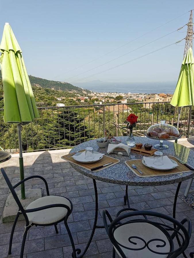 B&b per 3 persone, con terrazza e panorama nonché giardino in Piano di Sorrento
