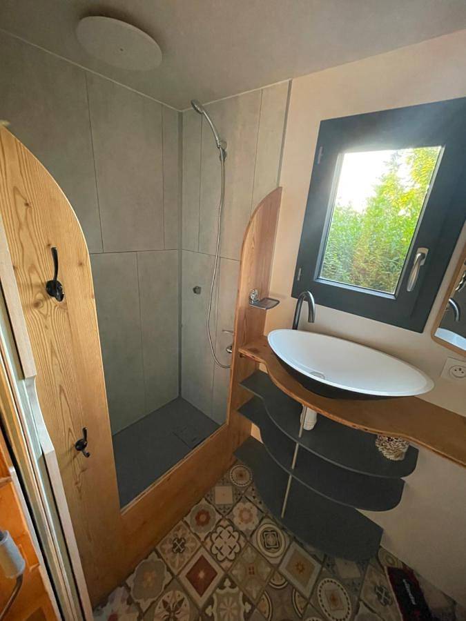 Gîte pour 4 personnes, avec terrasse ainsi que jardin et piscine, animaux acceptés à Villegusien-le-Lac - 3