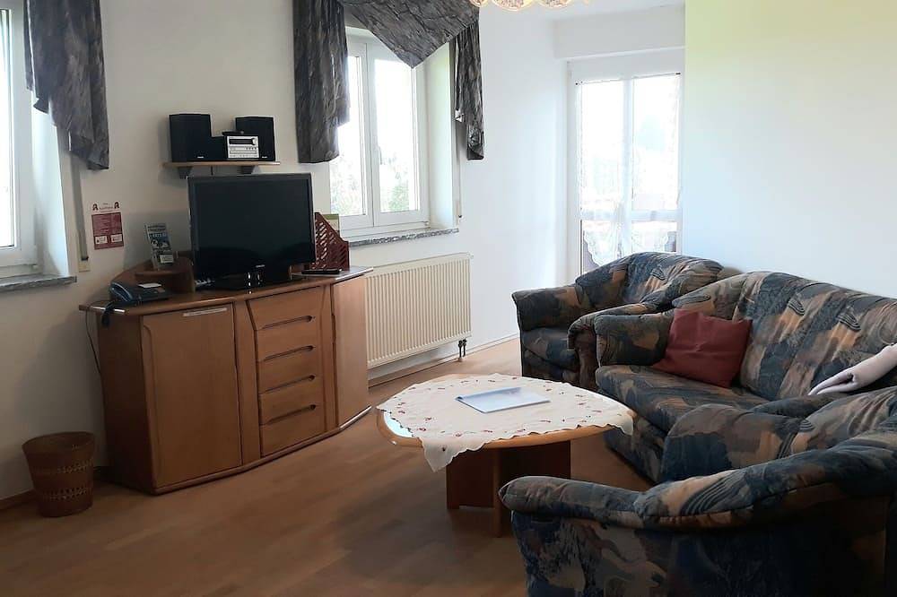 Ganze Wohnung, Ferienwohnung auf dem Bauernhof mit Balkon und Panoramablick direkt am Waldrand in Naila, Landkreis Hof